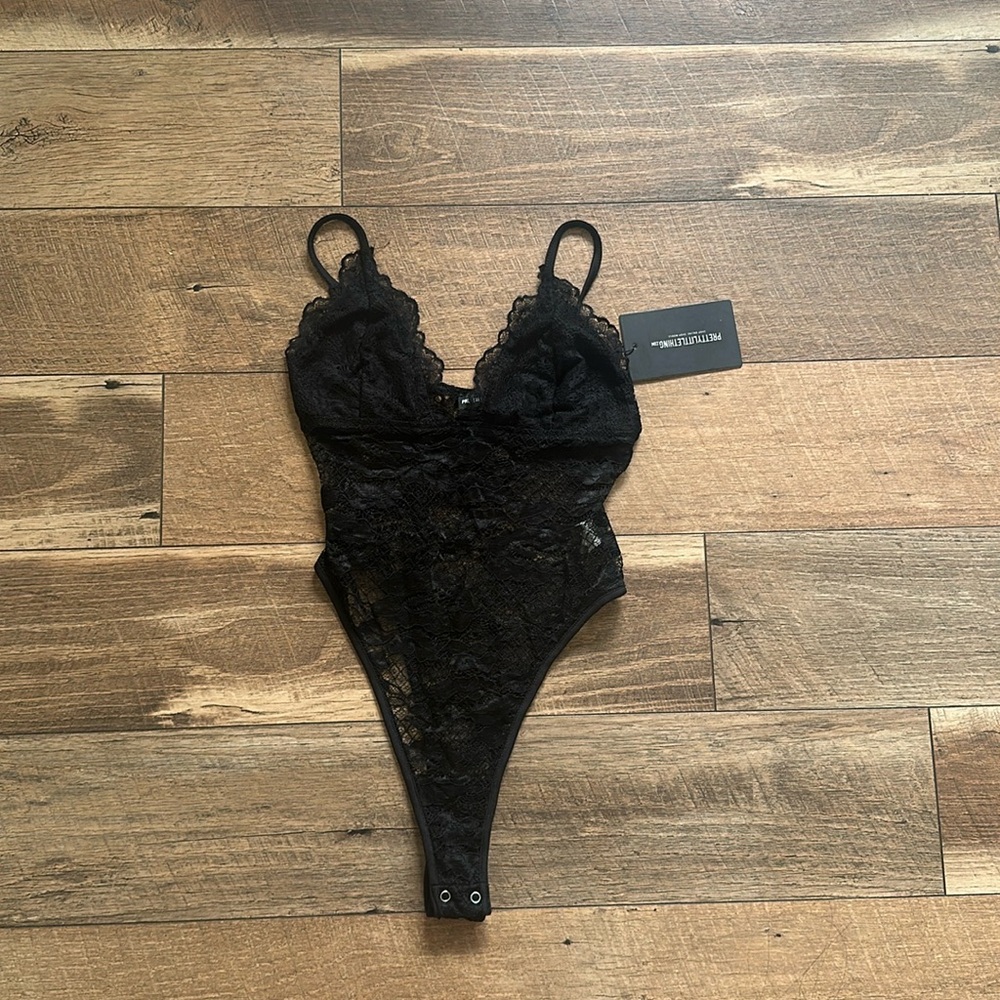 NWT - Pretty Little Thing Lace black bodysuit - US size 4